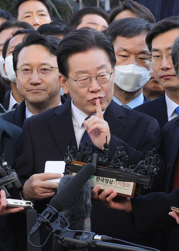 [성남=뉴시스] 사진공동취재단 = '성남FC 후원금' 의혹을 받고 있는 이재명 더불어민주당 대표가 지난 10일 경기도 성남시 수원지방검찰청 성남지청으로 출석하며 취재진의 질문을 받고 있다. 2023.01.10. photo@newsis.com