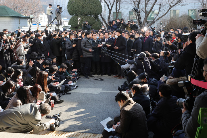 [성남=뉴시스] 사진공동취재단=지난 10일 이재명 더불어민주당 대표가 경기 성남 수원지검 성남지청 앞에서 발언하고 있다. 2023.01.10. photo@newsis.com