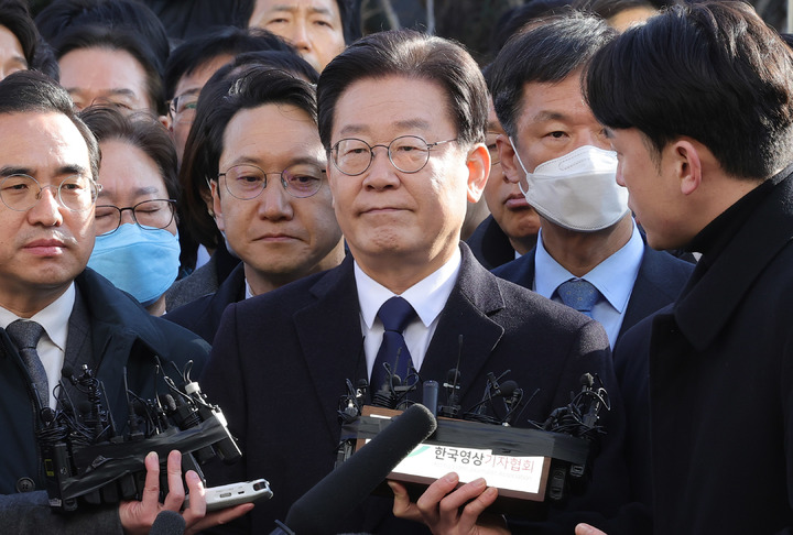 [성남=뉴시스] 사진공동취재단 = '성남FC 후원금' 의혹을 받고 있는 이재명 더불어민주당 대표가 10일 경기도 성남시 수원지방검찰청 성남지청으로 출석하며 취재진에게 질문을 받고 있다. 2023.01.10. photo@newsis.com