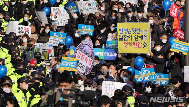 [성남=뉴시스] 사진공동취재단 = '성남FC 후원금' 의혹을 받고 있는 이재명 더불어민주당 대표의 검찰 출석을 앞둔 10일 경기도 성남시 수원지방검찰청 성남지청 앞에서 지지자들이 집회를 하고 있다. 2023.01.10. photo@newsis.com