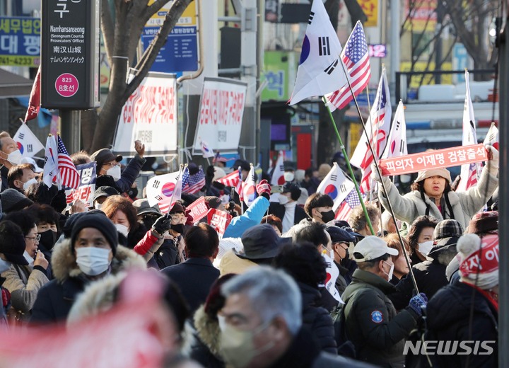 [성남=뉴시스] 사진공동취재단 = '성남FC 후원금' 의혹을 받고 있는 이재명 더불어민주당 대표의 검찰 출석을 앞둔 10일 경기도 성남시 수원지방검찰청 성남지청 앞에서 보수단체 회원들이 집회를 하고 있다. 2023.01.10. photo@newsis.com