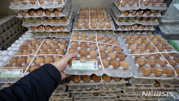[서울=뉴시스] 김선웅 기자 = 서울의 한 대형마트에서 계란이 판매되고 있다. 2023.01.10. mangusta@newsis.com
