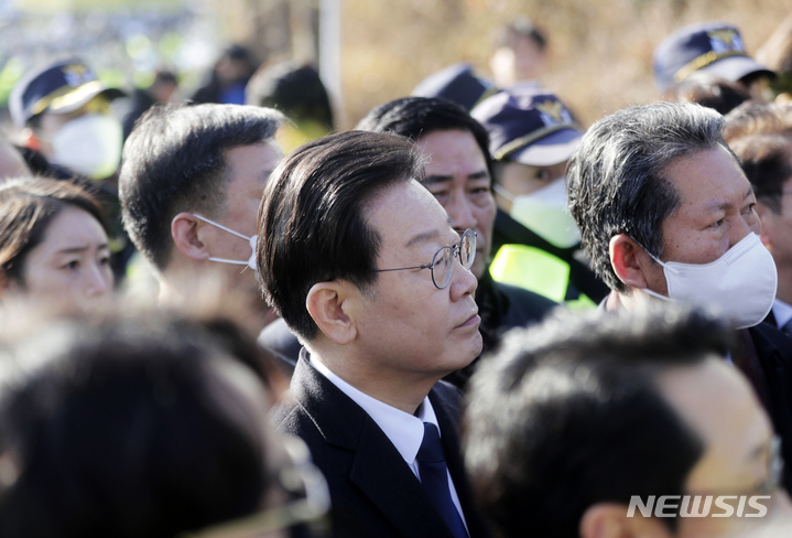 [서울=뉴시스] 사진공동취재단 = 이재명 더불어민주당 대표가 10일 성남 수정구 수원지검 성남지청 들머리에서 '성남 FC 후원금 의혹' 사건 조사를 받기 위해 이동하고 있다. 2023.01.10. photo@newsis.com