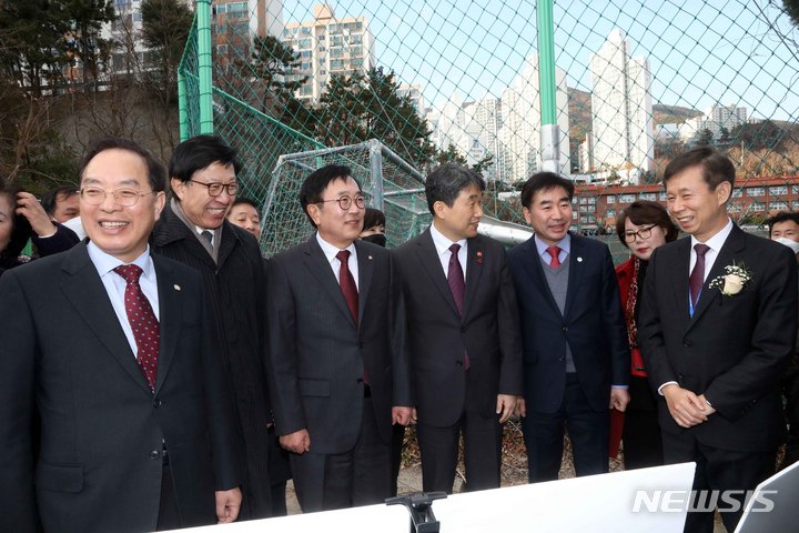 [부산=뉴시스] 하경민 기자 = 이주호 부총리 겸 교육부장관, 박형준 부산시장, 하윤수 부산교육감 등이 10일 오후 부산 부산진구 개성고등학교에서 '부산지역 학교시설 복합화 사업'의 원활한 추진과 활성화 지원을 위한 업무협약을 체결한 뒤 사업대상부지를 둘러보고 있다. 이 사업은 폐교 및 학교 여유 부지에 문화·체육·복지시설을 설치해 학생과 지역주민이 함께 이용토록 하는 것으로, 개성고는 선도사업 대상학교다. 2023.01.10. yulnetphoto@newsis.com