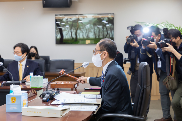 고학수 개인정보보호위원회 위원장이 1월 11일 오전 서울 종로구 정부서울청사에서 제1회 개인정보보호위원회 전체회의 개회를 알리며 의사봉을 두드리고 있다.  *재판매 및 DB 금지