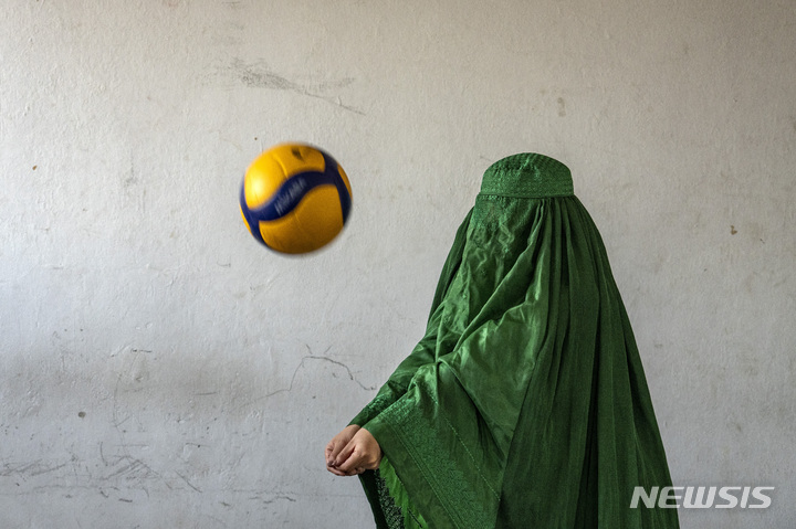 [카불= AP/뉴시스] ﻿﻿아프가니스탄 집권세력 탈레반이 1일 바다크샨주 지방에 있는 한 여성 전용 라디오 방송국을 폐쇄시켰다. 사진은 지난해 9월 한 농구선수가 부르카를 입고 연습을 하고 있는 모습.