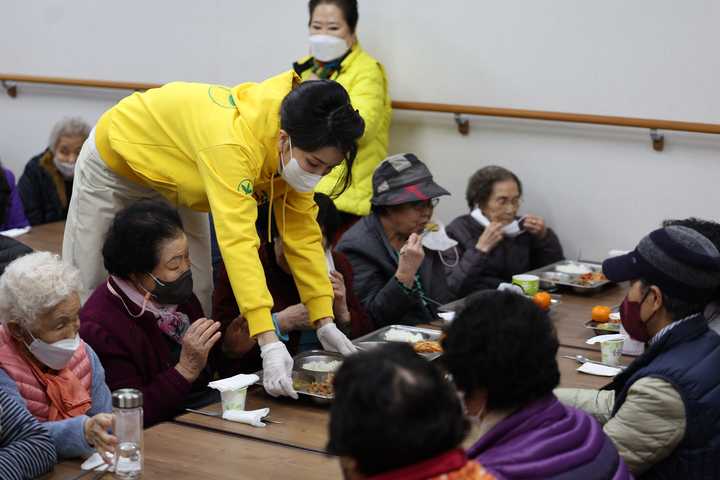 [서울=뉴시스] 윤석열 대통령 부인 김건희 여사가 11일 대구 성서종합사회복지관을 찾아 급식 봉사를 하고 있다. (사진=대통령실 제공) 2023.01.11. photo@newsis.com *재판매 및 DB 금지