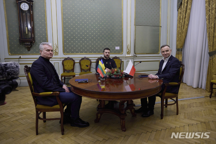 [르비우=AP/뉴시스] 볼로디미르 젤렌스키(가운데) 우크라이나 대통령이 11일(현지시간) 르비우에서 기타나스 나우세다(왼쪽) 리투아니아 대통령, 안제이 두다 폴란드 대통령과 회담하고 있다. 두다 대통령은 이날 우크라이나에 독일 주력 전차인 레오파드 전차를 지원하겠다고 밝혔다. 2023.01.12.