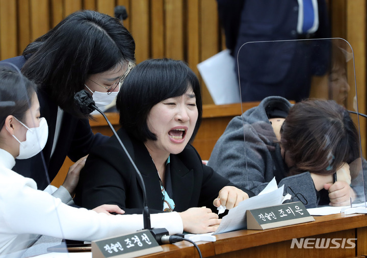 [서울=뉴시스] 전진환 기자 = 12일 오후 서울 여의도 국회에서 열린 용산 이태원 참사 진상 규명 및 재발 방지를 위한 국정조사특별위원회 공청회에서 고 이지한 씨의 어머니 조미은 씨가 진술을 마치고 의원들을 향해 항의하고 있다. 2023.01.12. amin2@newsis.com