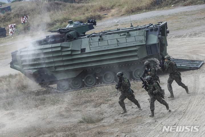 [가오슝=AP/뉴시스] 12일(현지시간) 대만 가오슝에서 군사훈련이 열렸다. 대만 군인들이 강습 상륙 장갑차량에서 하차 후 돌격하고 있다. 대만 국방부는 최근 중국의 새로운 위협에 대응하기 위해 이번 훈련을 실시했다. 2023.01.12.