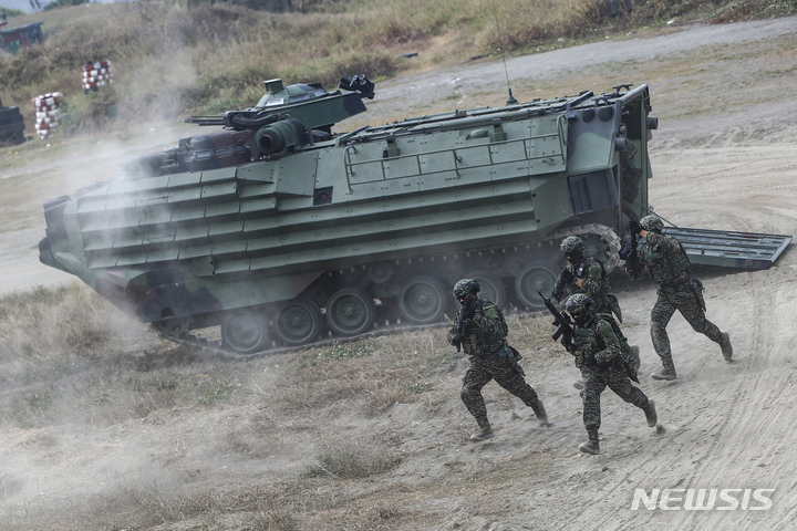 [가오슝=AP/뉴시스] ﻿﻿대만 국방부가 12일 2023년 국방보고서를 발표한 가운데 전 보고서에 비해 중국 위협에 연관된 내용이 대폭 늘어난 것으로 알려졌다. 사진은 지난 1월 12일 대만 가오슝에서 군사훈련이 진행되는 모습. 2023.09.13