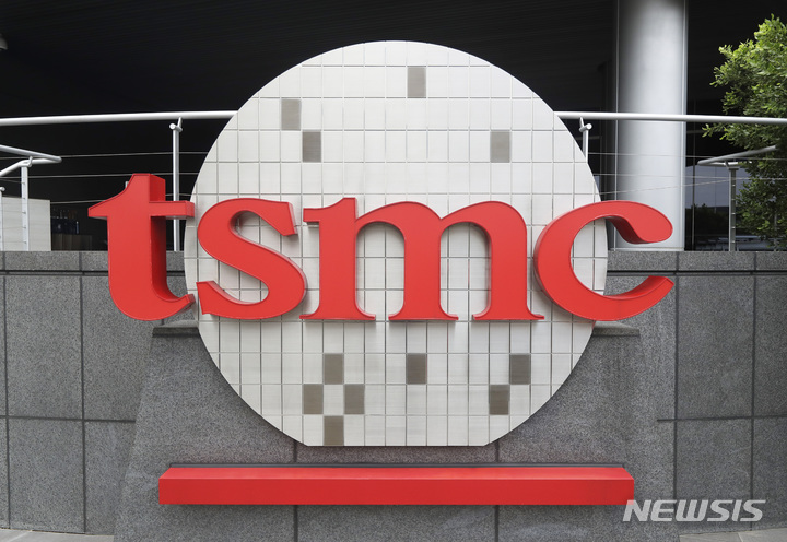 [신주(대만)=AP/뉴시스]지난 2021년 10월20일 대만 신주(新竹)의 TSMC 본사 건물에 회사 로고가 보이고 있다. 2023.1.12. photo@newsis.com