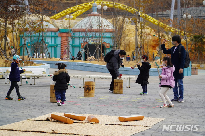 [창원=뉴시스] 경남 마산로봇랜드 투호놀이 체험장.(사진=마산로봇랜드 제공) 2023.01.13. photo@newsis.com