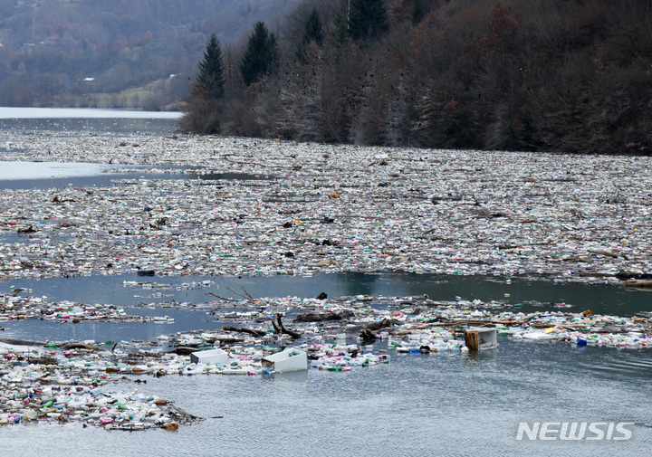 [프리보이=AP/뉴시스] 12일(현지시간) 세르비아 남서부 프리보이 인근 포트페코 호수에 플라스틱병과 다른 쓰레기들이 떠 있다. 2023.01.13.