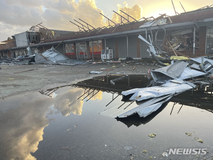 [ 셀마( 미 앨라배마주)= AP/뉴시스] 1월 12일 앨라배마주를 덮친 강력한 토네이도로 역사도시 셀마 시내의 주택 대부분이 산산히 부서진 모습. 