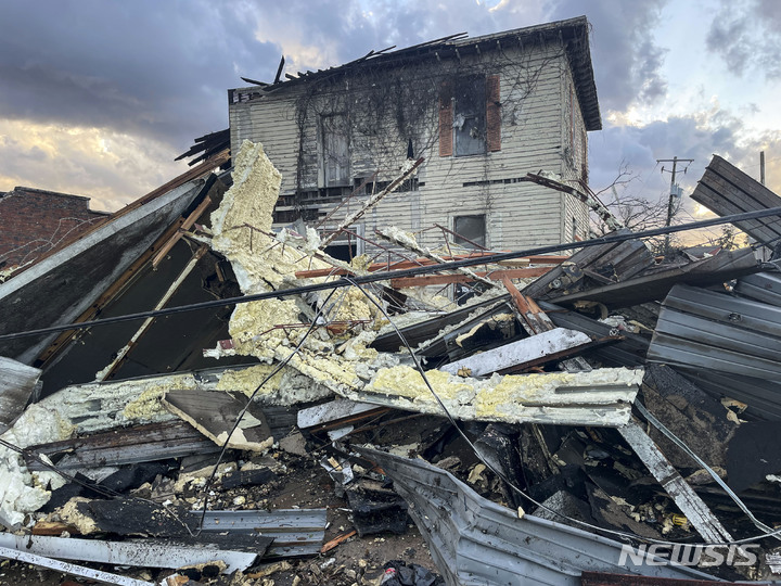 [ 셀마( 미 앨라배마주)= AP/뉴시스] 1월 12일 앨라배마주를 덮친 강력한 토네이도로 역사도시 셀마 시내의 주택 대부분이 산산히 부서진 모습. 