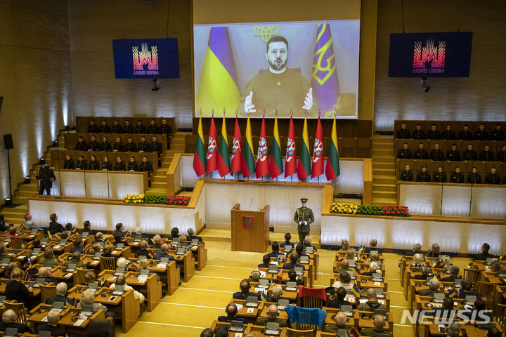 [빌뉴스=AP/뉴시스] 지난 1월 볼로디미르 젤렌스키 우크라이나 대통령이 리투아니아 의회에서 화상으로 연설하고 있다. 젤렌스키 대통령은 지난해 2월 개전 이후 전세계 각국 의회에서 화상연설을 하며 지원을 요청하고 있다. 2023.03.11.