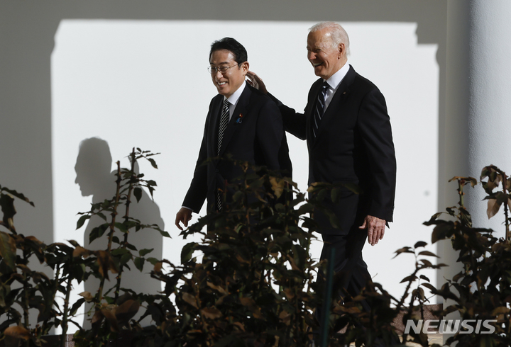 [워싱턴=AP/뉴시스]조 바이든 미국 대통령이 기시다 후미오 일본 총리와 함께 지난 1월13일(현지시간) 워싱턴 백악관 집무실에서 열린 회담에 참석하기 위해 걸어가고 있다. 2023.01.13.