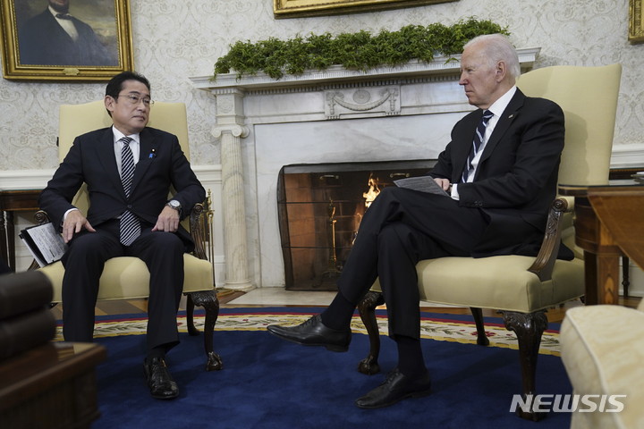 [워싱턴=AP/뉴시스]조 바이든 미국 대통령이 13일(현지시간) 백악관 집무실에서 기시다 후미오 일본 총리를 만나고 있다. 2023.01.14