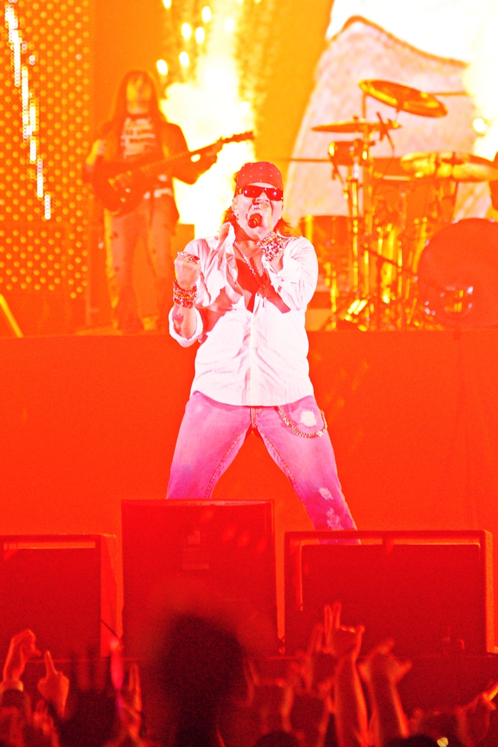 [서울=뉴시스] 미국 헤비메탈 밴드 '건스 앤 로지스(Guns N' Roses)'가 2009년 12월13일 밤 서울 올림픽공원 체조경기장에서 결성 24년 만에 첫 내한공연을 펼쳤을 당시 보컬 액슬 로즈 모습. 2023.01.16. (사진 = 액세스엔터테인먼트 제공) photo@newsis.com *재판매 및 DB 금지