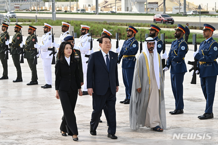 [아부다비=뉴시스] 전신 기자 = 아랍에미리트(UAE)를 국빈 방문 중인 윤석열 대통령과 부인 김건희 여사가 15일(현지시간) 아부다비에 위치한 UAE 전몰 장병 추념비인 '와하트 알 카라마'를 방문하고 있다. 2023.01.15. photo1006@newsis.com