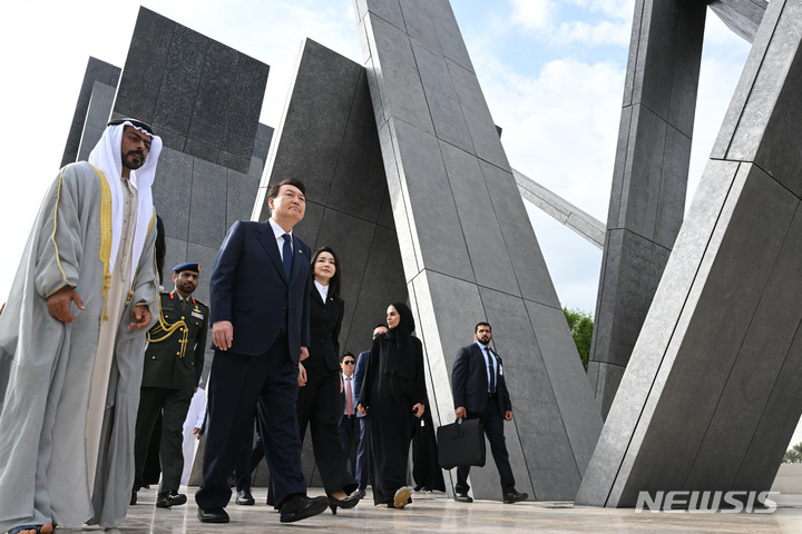 [아부다비=뉴시스] 전신 기자 = 아랍에미리트(UAE)를 국빈 방문 중인 윤석열 대통령과 부인 김건희 여사가 15일(현지시간) 아부다비에 위치한 UAE 전몰 장병 추념비인 '와하트 알 카라마'를 방문해 희생자들을 추모하고 있다. 2023.01.15. photo1006@newsis.com