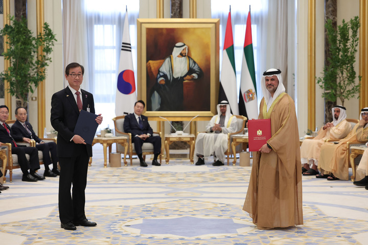 [아부다비=뉴시스] 전신 기자 = 강구영 한국항공우주산업 사장과 UAE 타와준 위원회 사무총장이 15일(현지시간) 아부다비 대통령궁에서 한-UAE 정상이 지켜보는 가운데 다목적 수송기 국제공동개발을 위한 양해각서에 서명한 후 기념촬영하고 있다. 2023.01.15. photo1006@newsis.com