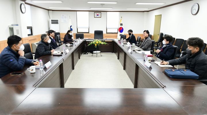 [안산=뉴시스] 이민근 경기 안산시장이 16일 김주택 고용노동부 안산지청을 찾아 ㈜한국와이퍼 안산공장 문제에 중재를 요청하고 있다. (사진=안산시 제공) 2023.01.16. photo@newsis.com *재판매 및 DB 금지