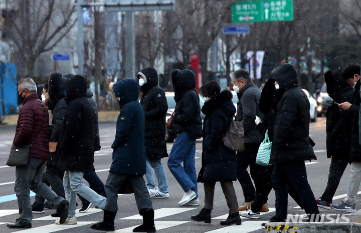 [서울=뉴시스] 조수정 기자 = 서울·경기·강원 지역 등에 한파특보가 내려진 지난 16일 오전 서울 세종로사거리에서 시민들이 눈을 맞으며 출근하고 있다. 2023.01.18. chocrystal@newsis.com