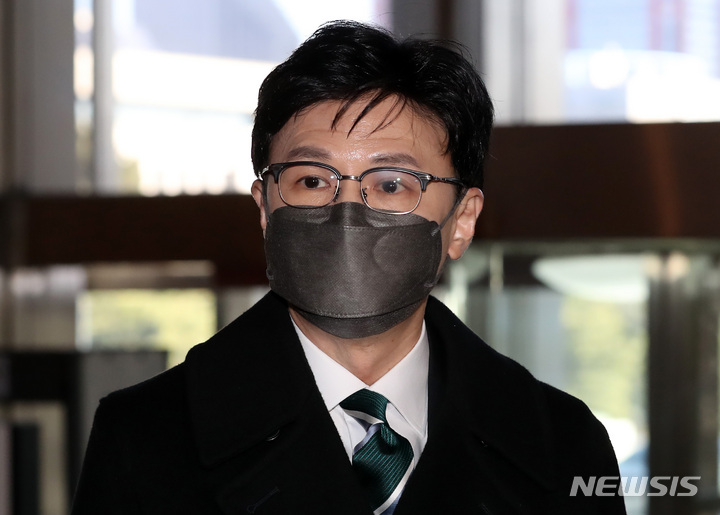 [서울=뉴시스] 이영환 기자 = 한동훈 법무부 장관이 지난 16일 오후 서울 여의도 국회에서 열린 법제사법위원회 업무보고에 참석하기 위해 국회 본청으로 들어서며 취재진의 질문에 답하고 있다. 2023.01.16. 20hwan@newsis.com