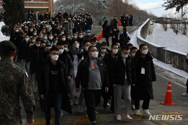 [양구=뉴시스] 김경목 기자 = 16일 오후 계묘년 새해 첫 육군 신병교육대에 입소한 신병들이 강원도 양구군 육군 제21보병사단(백두산부대) 신병교육대에서 입소식이 열릴 백두관으로 이동하고 있다. 신병 187명은 6주간 개인화기사격, 화생방, 정신전력교육, 각개전투, 20㎞ GOP 산악행군 등 병 기본훈련 과제 위주의 강도 높은 군사훈련을 받고 18개월간 복무를 하게 될 부대로 배치된다. 2023.01.16. photo31@newsis.com