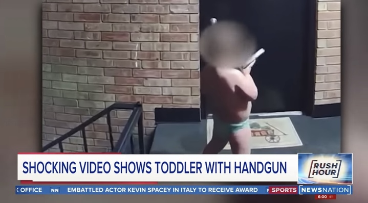 [서울=뉴시스] 미국 인디애나주에서 한 아이가 장전된 권총을 이러 저리 흔들고 자신에게 겨누는 영상이 공개돼 사람들이 충격에 빠졌다고 16일(현지시간) 미러가 보도했다. <출처 : 뉴스네이션 유튜브 캡처> 2023.01.17. *재판매 및 DB 금지
