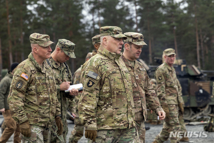 [그라펜뵈어=AP/뉴시스]마크 밀리 미 합참의장이 16일 독일 그라펜뵈어 훈련장에서 실시되는 우크라이나 병력 500명의 통합무장훈련 상황을 시찰하고 있다. (출처=미 육군) 2023.1.16.