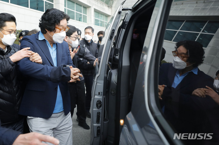 [인천공항=뉴시스] 최동준 기자 = 해외 도피 중 태국에서 체포된 김성태 쌍방울 전 회장이 17일 인천국제공항을 통해 귀국해 검찰로 압송되고 있다. 2023.01.17. photocdj@newsis.com