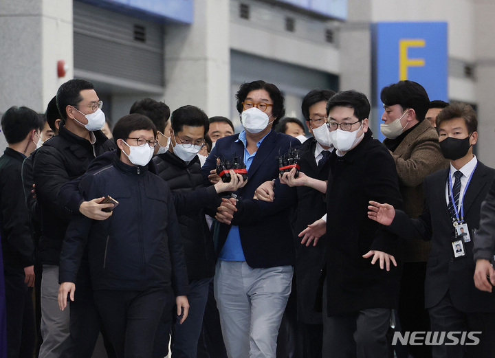 [인천공항=뉴시스] 공항사진기자단 = 해외 도피 중 태국에서 체포된 김성태 쌍방울 전 회장이 17일 인천국제공항을 통해 귀국하고 있다. 2023.01.17. photocdj@newsis.com