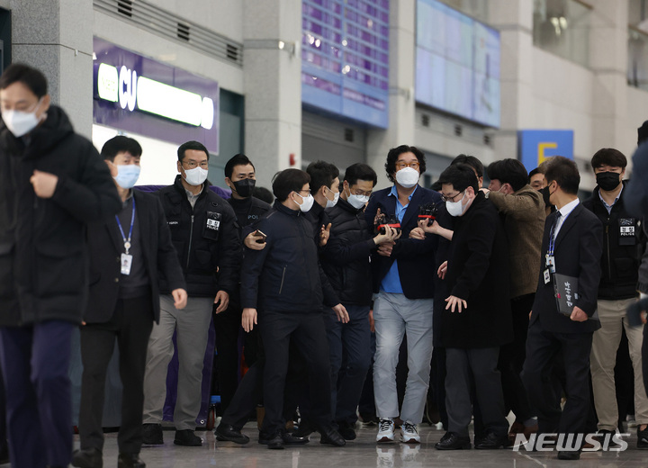 [인천공항=뉴시스] 공항사진기자단 = 해외 도피 중 태국에서 체포된 김성태 쌍방울 전 회장이 17일 인천국제공항을 통해 귀국하고 있다. 2023.01.17. photocdj@newsis.com