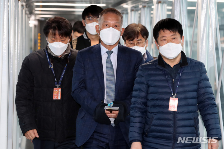 [인천공항=뉴시스] 공항사진기자단 = 해외 도피 중 태국에서 체포된 양선길 쌍방울 회장이 17일 인천국제공항을 통해 귀국하고 있다. 2023.01.17. photo@newsis.com