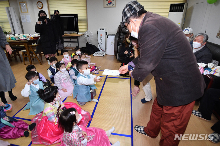 [서울=뉴시스] 조수정 기자 = 구립 삼성아트 어린이집 어린이들이 설 명절을 앞둔 17일 서울 송파구 문정 래미안 아파트 경로당을 찾아 합동 세배를 마친 뒤 세뱃돈을 받고 있다. (공동취재사진) 2023.01.17. chocrystal@newsis.com