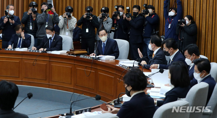 [서울=뉴시스] 추상철 기자 = 17일 오후 서울 여의도 국회에서 용산 이태원 참사 진상규명과 재발방지를 위한 국정조사특별위원회 마지막 전체회의가 열리고 있다. 2023.01.17. scchoo@newsis.com