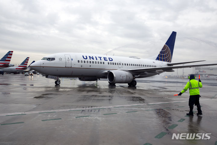 [뉴어크=AP/뉴시스] 유나이티드 항공의 보잉 737 맥스 8 항공기가 8일(현지시간) 텍사스주 조시 부시 국제공항에 착륙 직후 게이트로 향하던 중 활주로에서 이탈하는 사고가 났다. 사진은 2022년 1월 자료 사진으로, 유나이티드 항공의 보잉 737-700 여객기가 뉴저지주 엘리자베스의 뉴어크 리버티 국제공항에 착륙해 있는 모습. 2024.03.09.