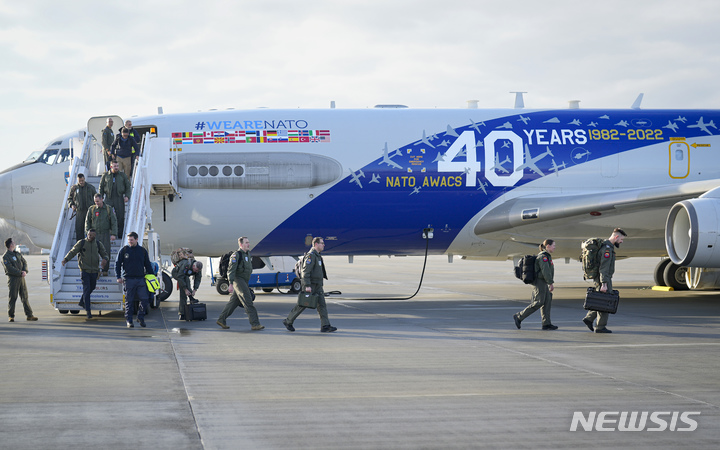 [오토페니=AP/뉴시스]북대서양조약기구(NATO)가 12,13일 사상 최대규모의 공군 훈련을 할 예정이다. 사진은 지난 1월 17일 루마니아 오토페이의 바자 90 공군 기지에 착륙한 나토의 공중조기경보기(AWACS). 2023.6.8. 