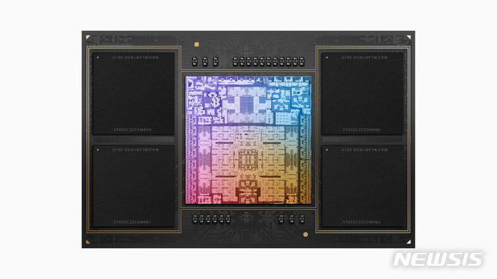 [서울=뉴시스]애플이 차세대 SoC(시스템 온 칩) M2 프로, M2 맥스 칩을 17일 공개했다. 사진은 최고 성능의 칩인 M2 맥스 칩의 모습. (사진=애플 제공)