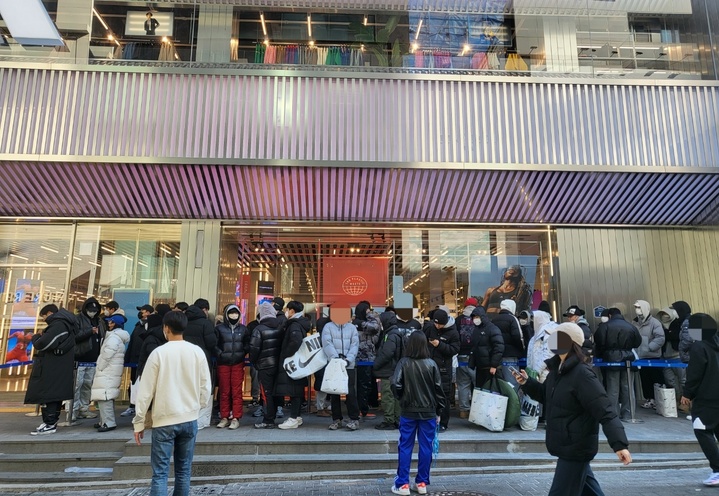 [서울=뉴시스] 박미선 기자 = 18일 오픈한 '아디다스 브랜드 플래그십 서울' 매장 앞에 한정 발매하는 삼바 제품을 구매하기 위해 사람들이 줄을 서있다. *재판매 및 DB 금지