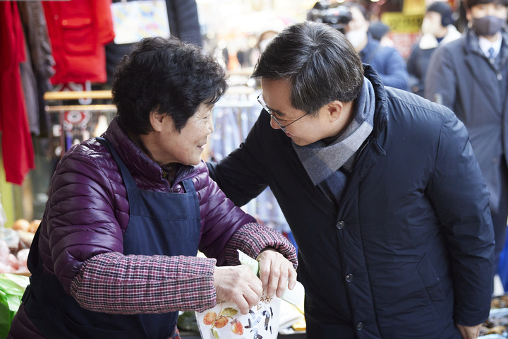 김동연 경기도지사가 설을 앞두고 18일 오후 용인 중앙시장 방문해 장보기를 하며 상인들을 격려하고 있다. (사진=경기도) *재판매 및 DB 금지