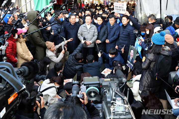 [서울=뉴시스] 고범준 기자 = 이재명 더불어민주당 대표가 18일 오후 서울 마포구 망원시장을 방문해 취재진의 질문에 답하고 있다. (공동취재사진) 2023.01.18. photo@newsis.com