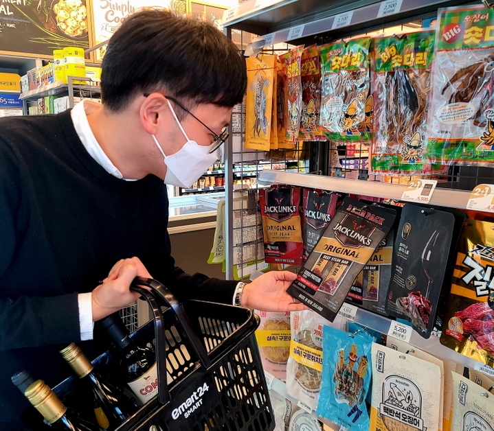 성수동에 위치한 이마트24 매장에서 고객이 '잭링크스' 소고기 육포 상품을 살펴보고 있다(사진=이마트24 제공) *재판매 및 DB 금지