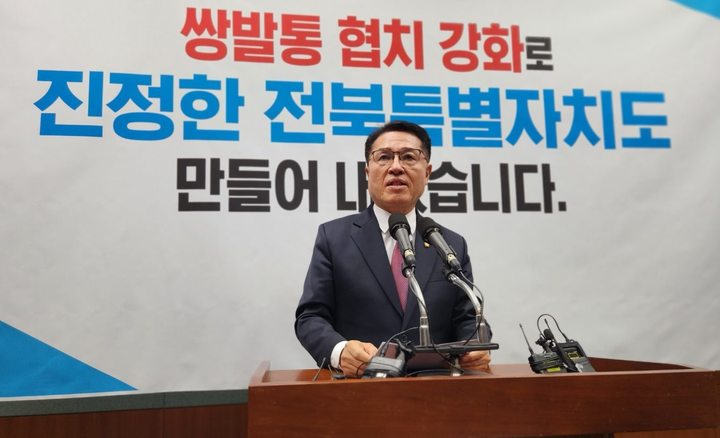 [전주=뉴시스] 김민수 기자= 국민의힘 정운천 의원(비례대표·전라북도당위원장)이 19일 전북도의회에서 오는 4월 전주을 재선거 출마를 선언하고 있다. 2023.01.19 leo@newsis.com *재판매 및 DB 금지