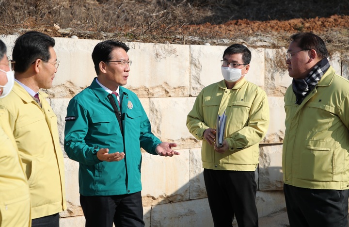 김인중 농림축산식품부 차관은 19일 전북 부안군 소재 거점 소독시설과 도축·가공장을 방문해 전북 방역 상황을 점검했다.(사진=농식품부) *재판매 및 DB 금지