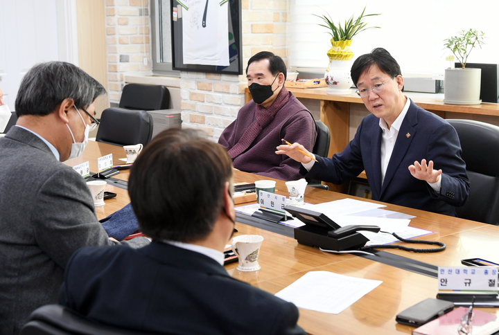 [안산=뉴시스] 이민근 경기 안산시장이 19일 시청 시장실에서 관내 대학 5곳의 총장·부총장과 함께 청년정책 활성화 방안을 논의하고 있다. (사진=안산시 제공) 2023.01.19. photo@newsis.com *재판매 및 DB 금지