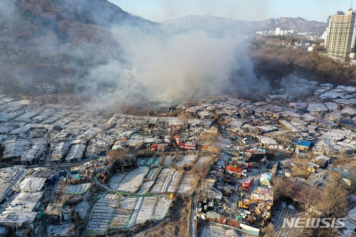 [서울=뉴시스] 백동현 기자 = 20일 오전 서울 강남구 구룡마을에서 큰 불이 나 진화 작업이 한창이다. 2023.01.20. livertrent@newsis.com